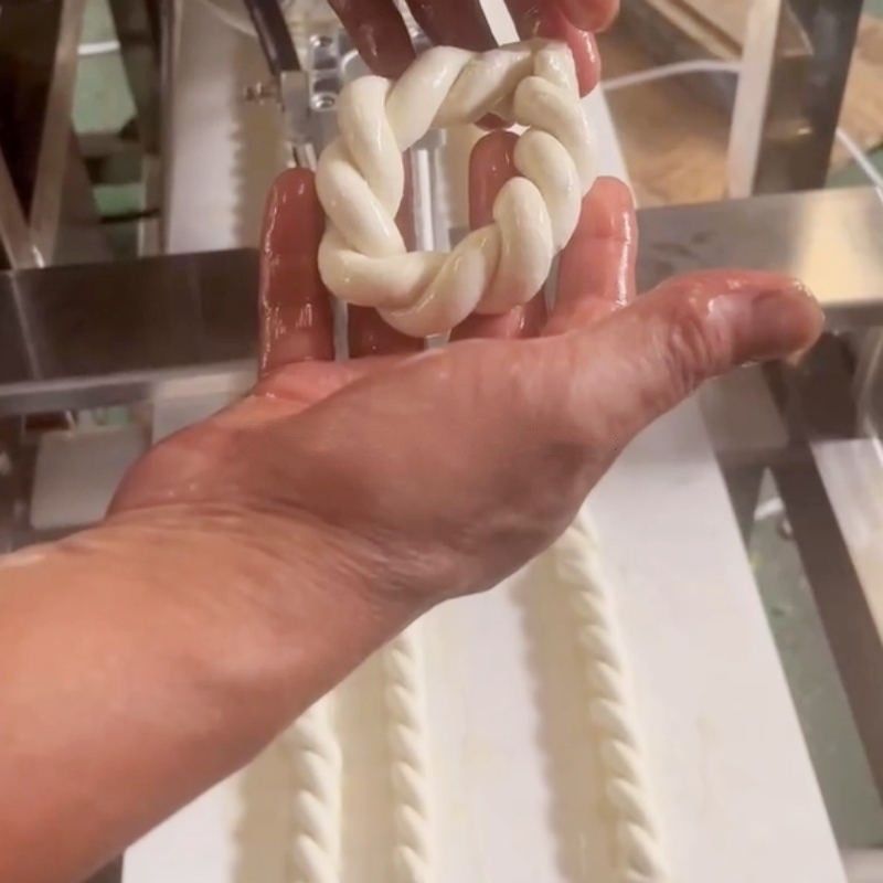 Industrial Automatic Twisting Churro Snack Forming Equipment Soft Pretzel Fried Dough Twist Making Extruder Machine